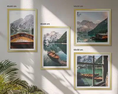 Composizione di 4 quadri con lago, montagne, barche, cottage e vista da finestra