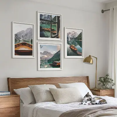 Composizione di 4 quadri con lago, montagne, barche, cottage e vista da finestra