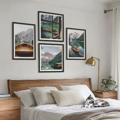 Composizione di 4 quadri con lago, montagne, barche, cottage e vista da finestra