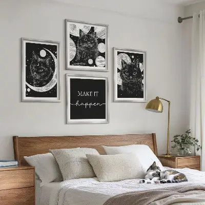 Galleria a parete con gatti neri luna e pianeta