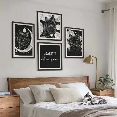 Galleria a parete con gatti neri luna e pianeta