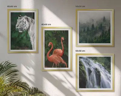 Galleria a parete con cascata, tigre e fenicotteri nella natura