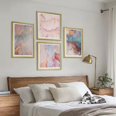 Composizione di 4 quadri con motivi astratti dai colori pastello