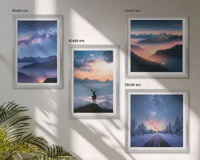 Galleria a parete con stampa di montagne nella nebbia sotto un cielo stellato con cervo