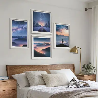 Galleria a parete con stampa di montagne nella nebbia sotto un cielo stellato con cervo
