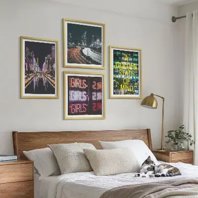 Composizione di 4 quadri con insegne al neon in una città di notte