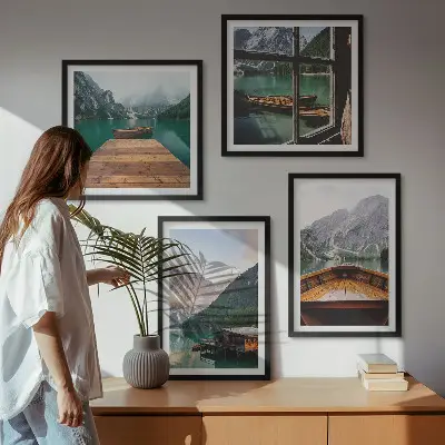 Polittico con cornice paesaggi montani con cottage e barche