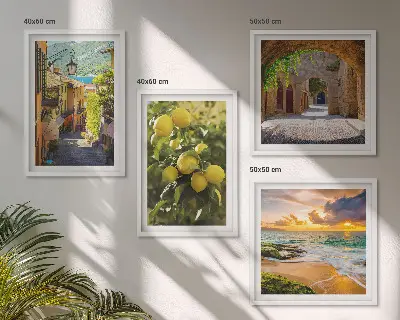 Galleria a parete con strade pittoresche sul mare e spiaggia