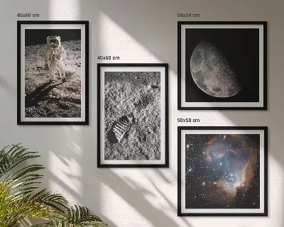 Foto della scia lunare di un astronauta con cornice polittico