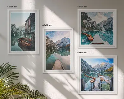 Galleria a parete lago con montagne e barche di legno