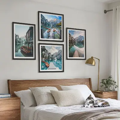 Galleria a parete lago con montagne e barche di legno