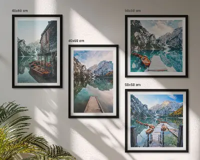 Galleria a parete lago con montagne e barche di legno