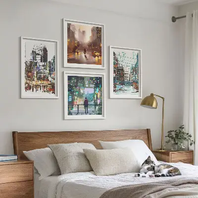Composizione di 4 quadri con rappresentazione di città moderne e colorate con personaggi