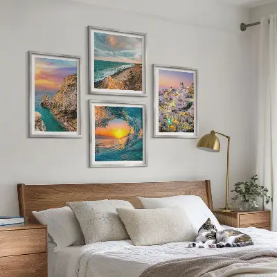 Galleria a parete con soggetto onde del mare e case bianche di Santorini