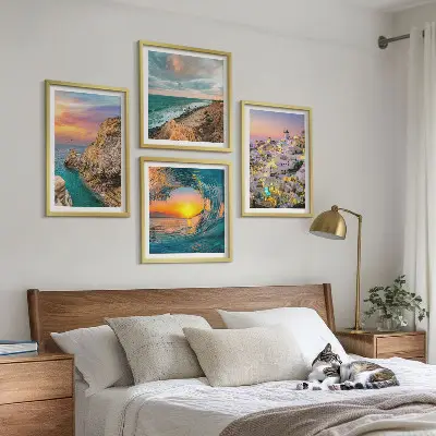 Galleria a parete con soggetto onde del mare e case bianche di Santorini