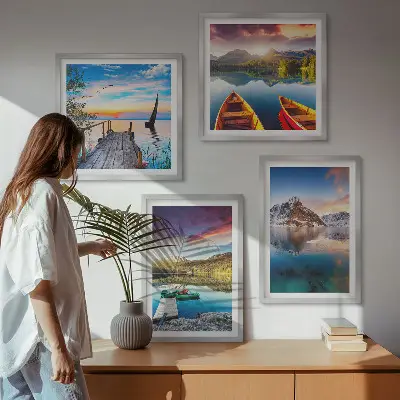 Galleria a parete con paesaggio di laghi, montagne e barche
