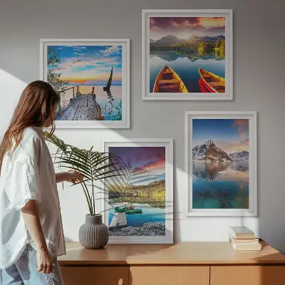 Galleria a parete con paesaggio di laghi, montagne e barche