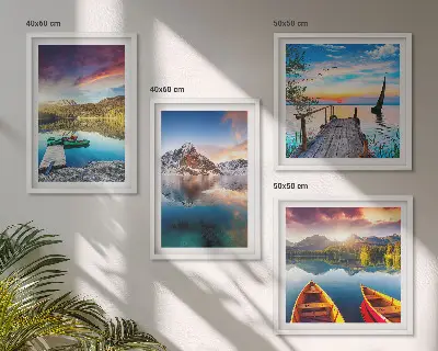 Galleria a parete con paesaggio di laghi, montagne e barche