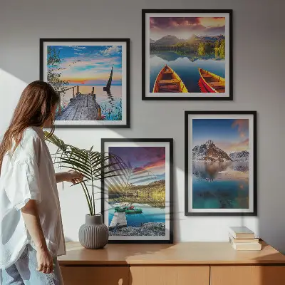 Galleria a parete con paesaggio di laghi, montagne e barche