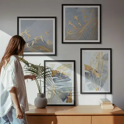 Composizione di 4 quadri con foglie blu e beige su sfondo neutro