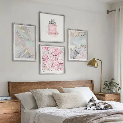 Galleria a parete fiori rosa con marmo pastello