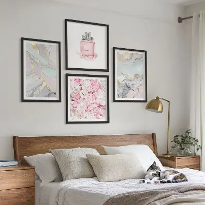 Galleria a parete fiori rosa con marmo pastello