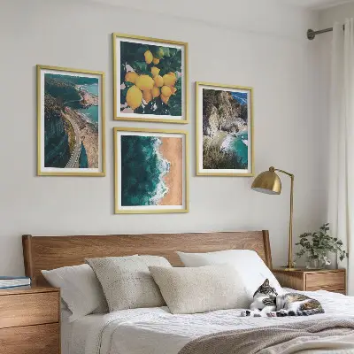 Galleria a parete con stampa di spiaggia, mare, limoni e montagne