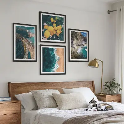 Galleria a parete con stampa di spiaggia, mare, limoni e montagne