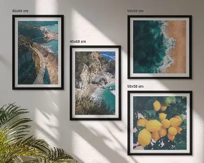 Galleria a parete con stampa di spiaggia, mare, limoni e montagne