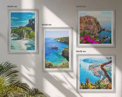 Galleria a parete con palme in riva al mare e acqua blu