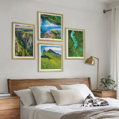 Galleria a parete con stampa di montagne verdi e rocce di fiume