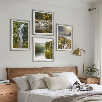 Galleria a parete con cascate, montagne e nuvole in autunno