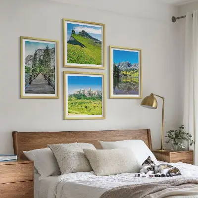 Composizione di 4 quadri con verdi colline e un castello
