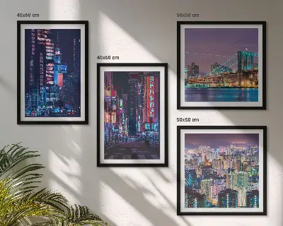 Galleria a parete con stampa di città notturne illuminate al neon