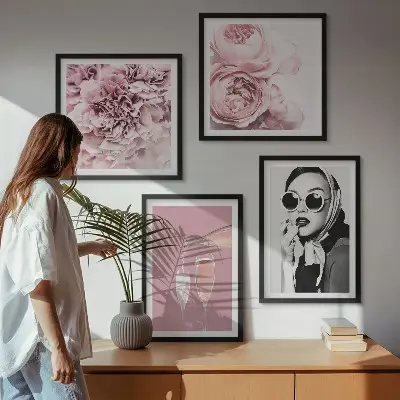 Composizione di 4 quadri con fiori di peonie e rose eleganti