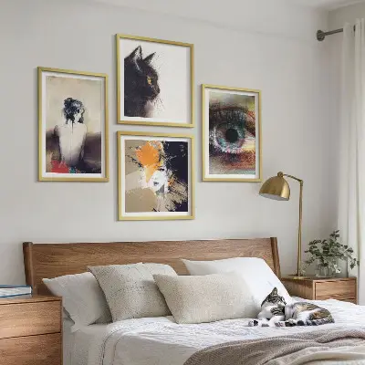 Galleria a parete ritratto di donna con occhio, colori ed emozioni