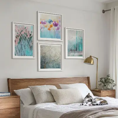 Composizione di 4 quadri con sfondo a motivi floreali dai colori pastello