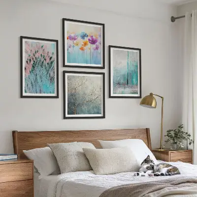 Composizione di 4 quadri con sfondo a motivi floreali dai colori pastello