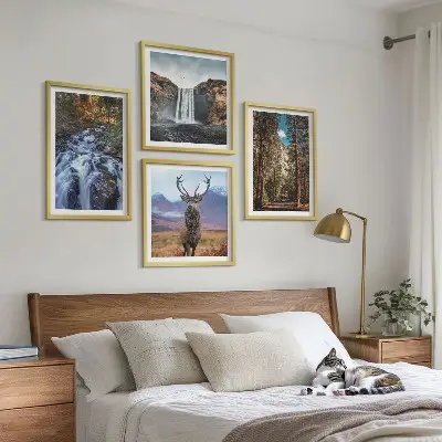 Galleria a parete con scena di cervo nella foresta tra le montagne