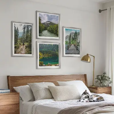 Polittico con cornice montagne, laghetti, foreste e sentieri