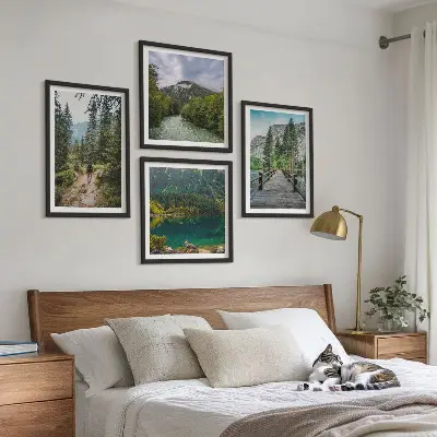 Polittico con cornice montagne, laghetti, foreste e sentieri