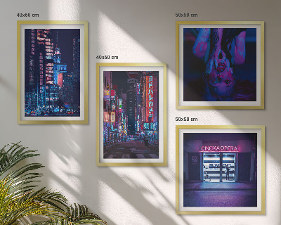 Polittico con cornice Città notturna illuminata da luci al neon.