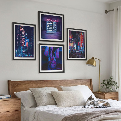 Polittico con cornice Città notturna illuminata da luci al neon.