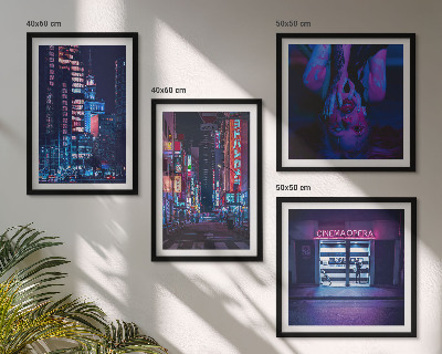 Polittico con cornice Città notturna illuminata da luci al neon.