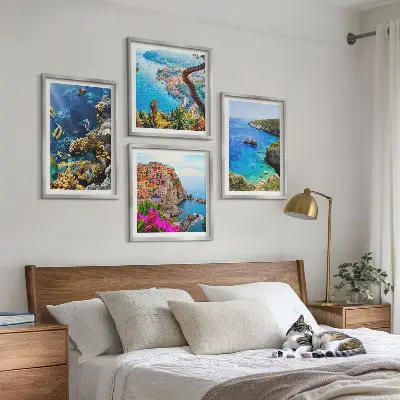 Composizione di 4 quadri con vista sul mare e case colorate