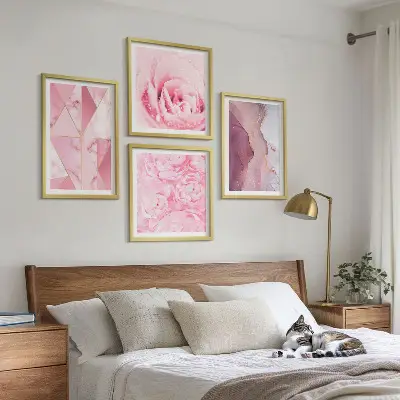 Galleria a parete con peonie geometriche rosa