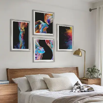 Composizione di 4 quadri con stampe di astrazioni, volti e forme colorate