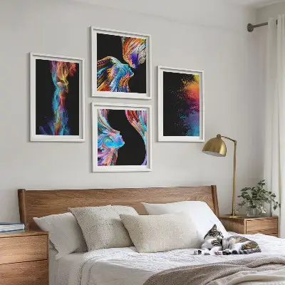 Composizione di 4 quadri con stampe di astrazioni, volti e forme colorate