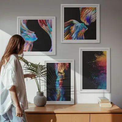 Composizione di 4 quadri con stampe di astrazioni, volti e forme colorate
