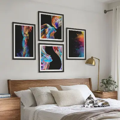 Composizione di 4 quadri con stampe di astrazioni, volti e forme colorate